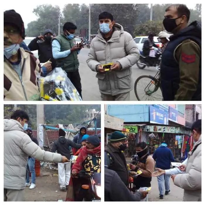 उकलाना के डेरा अनुयायियों ने बस स्टैंड पर बांटे मास्क