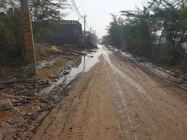 पेटवाड़ बास रोड़ पर पानी भरने से राहगीर परेशान, अधिकारी नहीं ले रहे सुघ