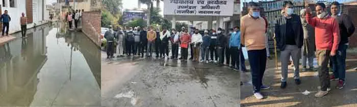 तालाब में जलभराव के कारण गलियों में पसरा पानी