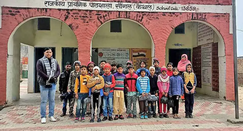सतगुरु के वचन मानकर जरूरतमंदों की मदद को आगे आए शिक्षक बसंत इन्सां