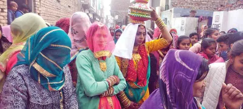 दूसरी बेटी के जन्म पर किया कुआं पूजन