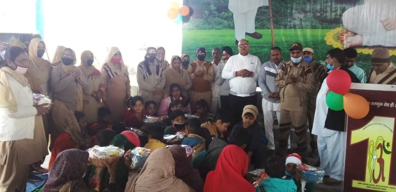 उकलाना ब्लॉक की साध-संगत ने 102 अति जरूरतमंद बच्चों को किट वितरित की