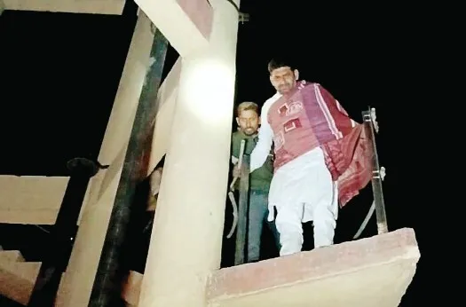 प्रशासन की समझाइश के बाद टंकी पर चढ़े आठों किसान समझौते के बाद नीचे उतरे