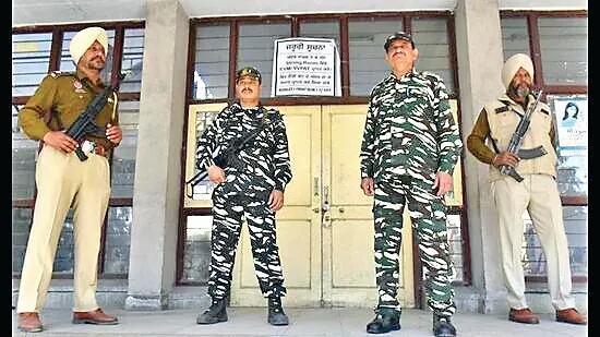 ईवीएम सुरक्षा का नहीं भरोसा, दिन-रात खुद कर रहे ‘आप’ वर्कर निगरानी