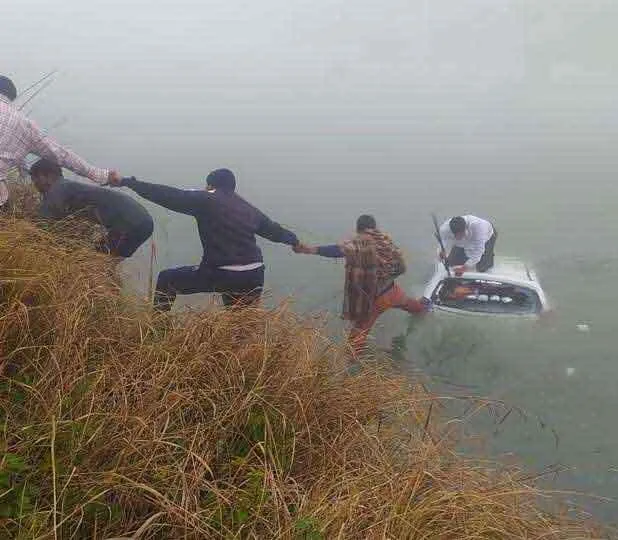 धुंध के चलते तेज रफ्तार कार नहर में गिरी, महिला की डूबने से मौत