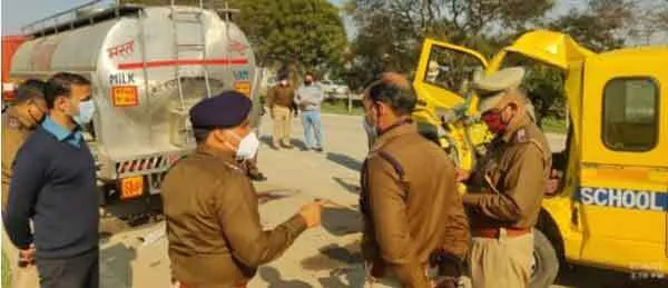 झज्जर में ददर्नाक हादसा: दूध से भरे टैंकर से टकराई स्कूल वैन