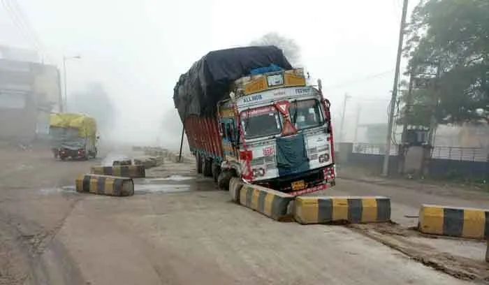 सड़क के बीचों-बीच बनाए डिवाइडर पर चढ़ा ट्रक, बड़ा हादसा होने से बचा