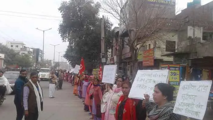 आंगनबाड़ी वर्कर्स ने मानव शृंखला बनाकर की सरकार के खिलाफ नारे