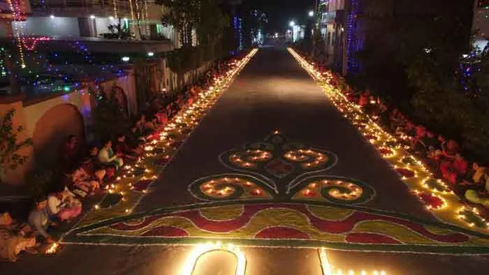 पूज्य गुरू जी के आगमन की खुशी में दीप मालाएं जलाई