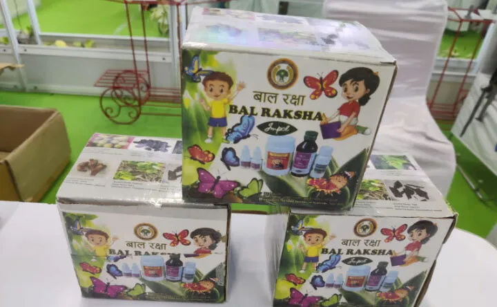 रोग प्रतिरोधक क्षमता बढ़ाने के लिए बाल रक्षा किट का वितरण