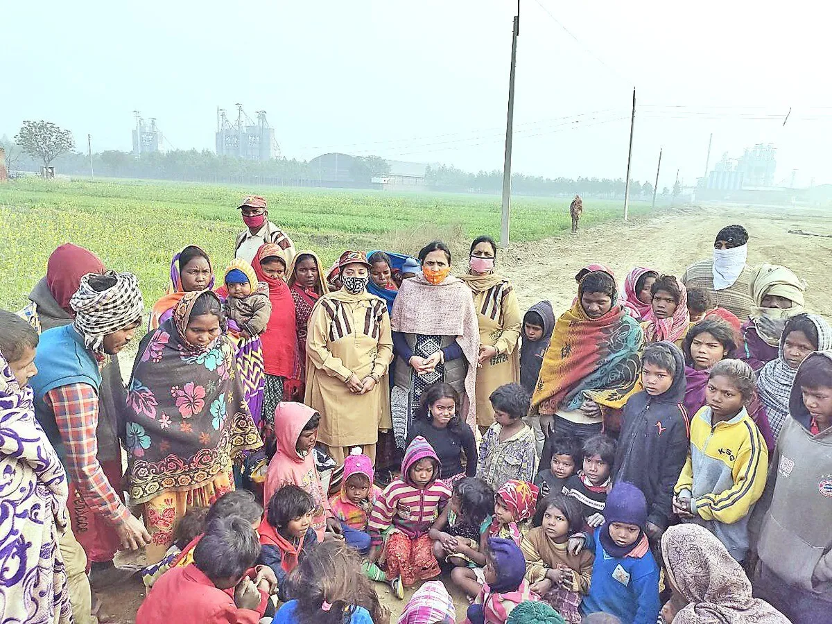 गुहला ब्लॉक की साध-संगत ने 80 जरूरतमंद बच्चों को बांटे गर्म वस्त्र और खाद्य सामग्री