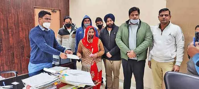 दिवंगत कम्पयूटर ऑपरेटर की पत्नी को नगराधीश ने सौंपा 30 लाख का चैक