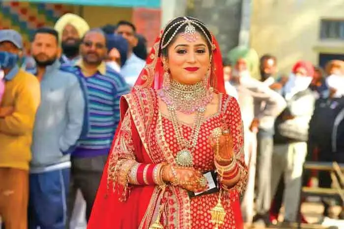 सात फेरों से पहले निभाया संवैधानिक कर्तव्य