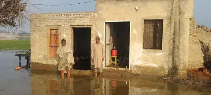 ढाणियों में रह रहे लोगों के मकानों की छतों में आई दरार