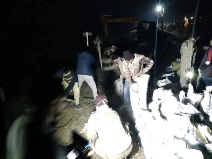500 सेवादारों ने 15 हजार प्लास्टिक बैग से बनाया बांध