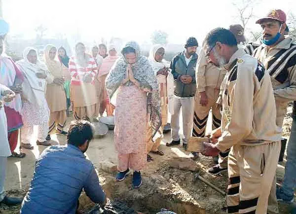 डेरा प्रेमियों ने जरूरतमंद महिला को आशियाना तैयार करके दिया