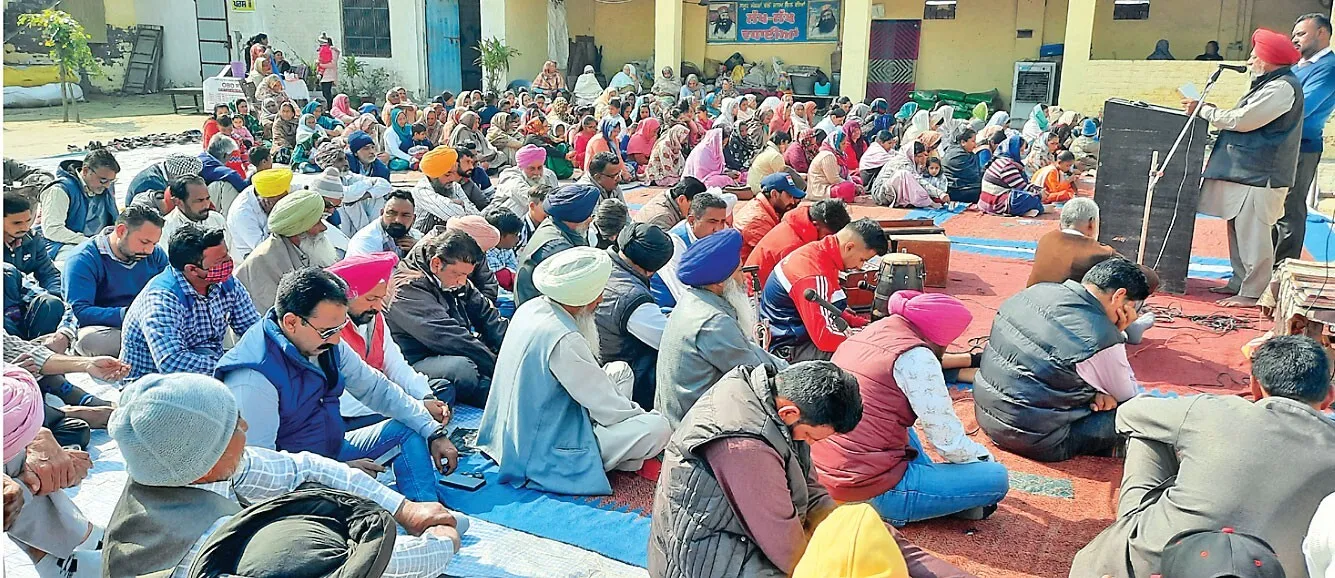 पूज्य गुरू जी के आगमन पर साध-संगत ने मनाई खुशी