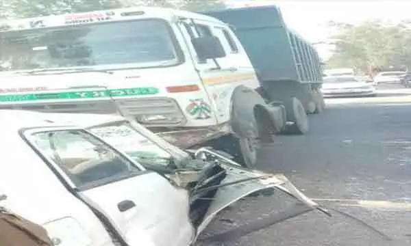 डंपर ने कार को मारी टक्कर, दंपत्ति की मौत