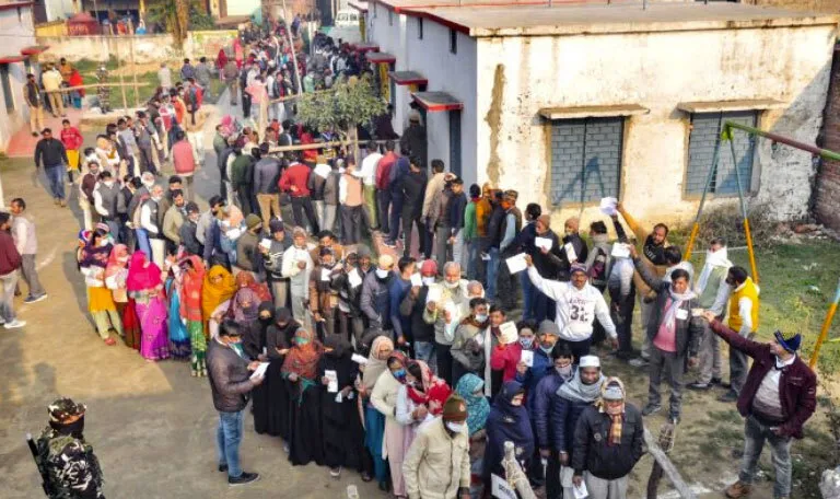 उत्तराखंड में मतदाताओं में जबरदस्त उत्साह, लगी कतारें