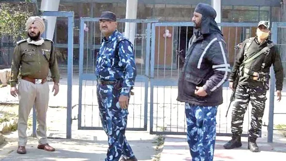 केंद्रीय बलों की सुरक्षा में ईवीएम, बाहर पंजाब पुलिस का सख्त पहरा