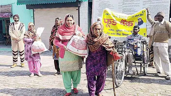 साध-संगत द्वारा बनाये गये फूड बैंक परोस रहे बेसहारा को खाना