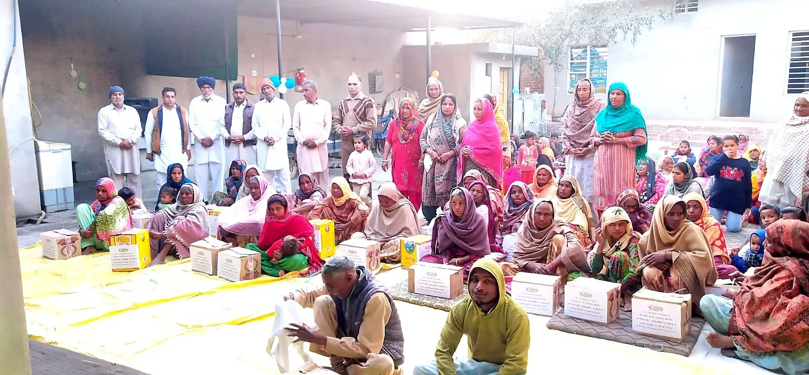 साध-संगत ने फूड बैंक से 27 जरूरतमंद परिवारों का दिया राशन