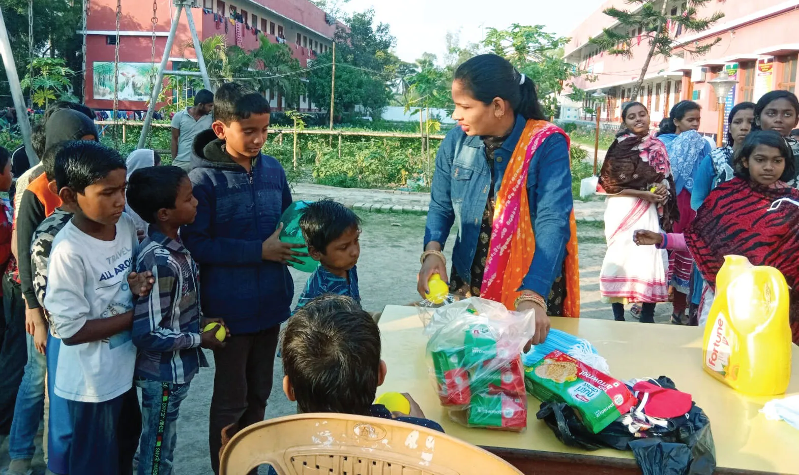 डेरा श्रद्धालु दंपत्ति ने अनाथ आश्रम में बच्चों को बांटा खाने-पीने का सामान
