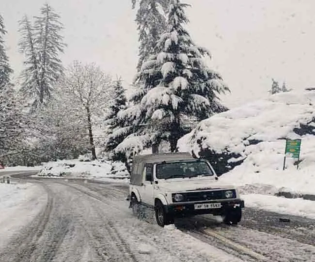 हिमाचल में भारी बर्फबारी से आम जनजीवन बुरी तरह प्रभावित