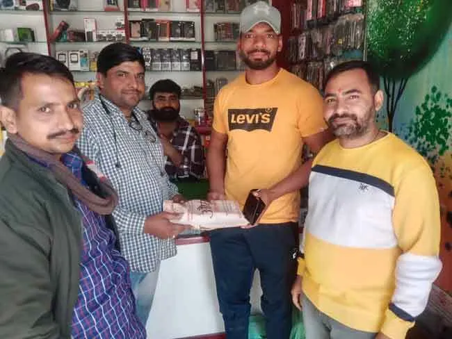 ईमानदारी का दिया परिचय, लौटाया पर्स