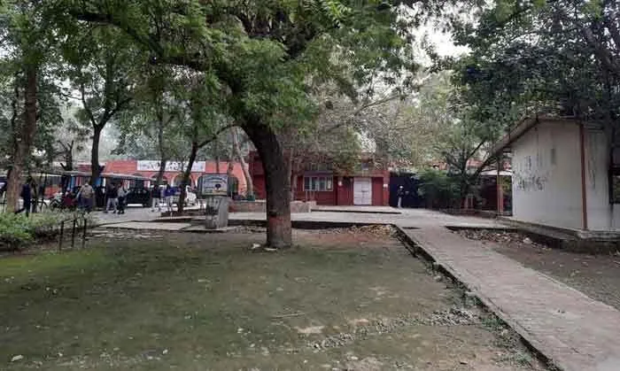 अस्पताल विस्तार के लिए दी स्कूल की करीब दो एकड़ जमीन
