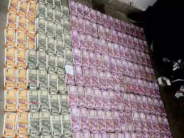 पूर्व आईपीएस के घर पर छापेमारी में मिले करोड़ों