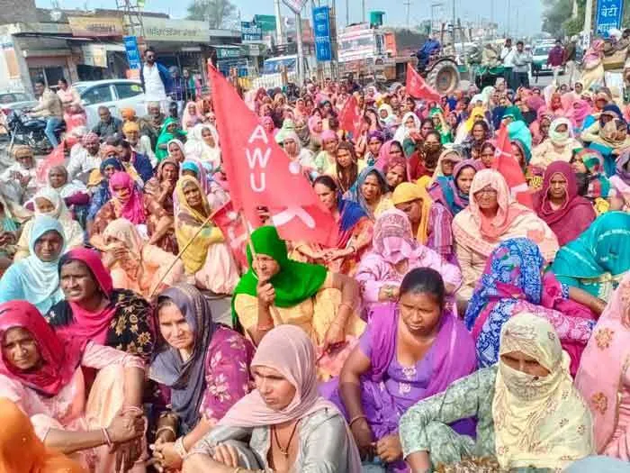 धरने के बाद विभाग ने एक करोड़ की बकाया मजदूरी खाते में डाली, मजदूर बोले पूरी राशि दो
