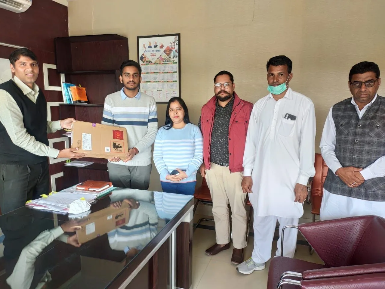 एडीसी ने प्रशांत को लैपटॉप देकर किया सम्मानित
