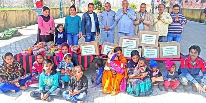 बच्चों को फ्रुट किट्स व राशन वितरित कर मनाया महारहमोकर्म माह