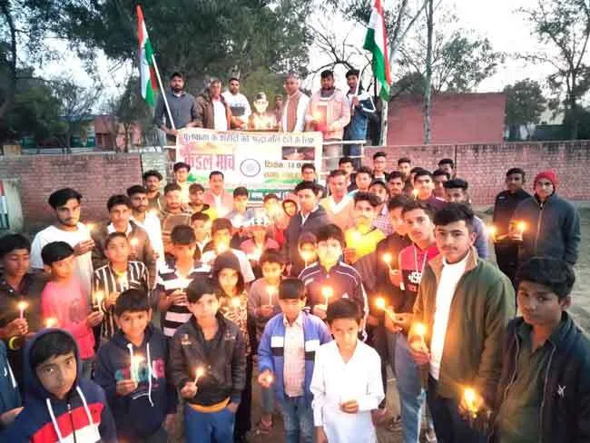 कैंडल मार्च निकालकर दी पुलवामा के शहीदों को श्रद्धांजलि