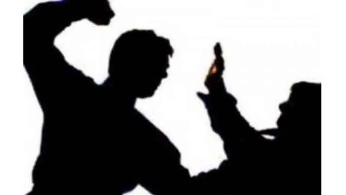 वृद्ध के साथ मारपीट, पत्नी व बेटा-बेटी सहित 3 पर केस