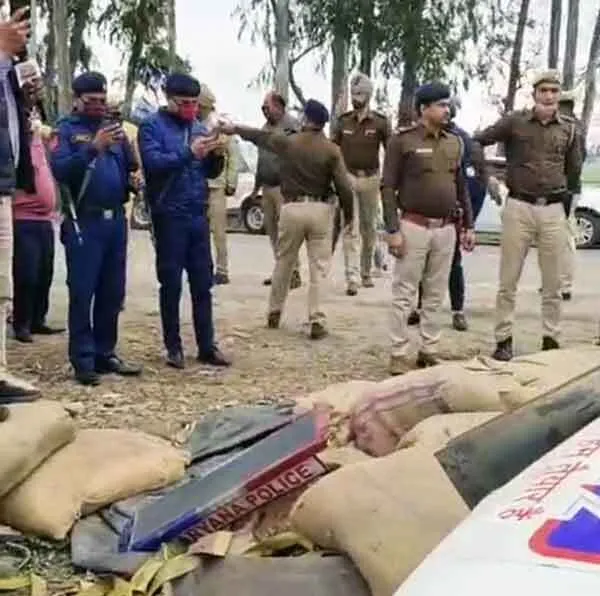 पुलिस की डायल-112 को घसीट ले गया बेकाबू ट्रक, पुलिसकर्मी की मौत