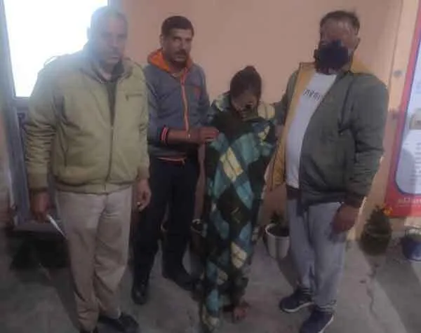 पुलिस टीम ने नहर में कूदी लड़की को सुरक्षित बाहर निकालकर बचाई जान