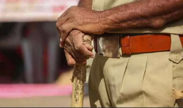 शराब के लिए छापामारी करने गई पुलिस पर गर्भवती महिला को पीटने का आरोप