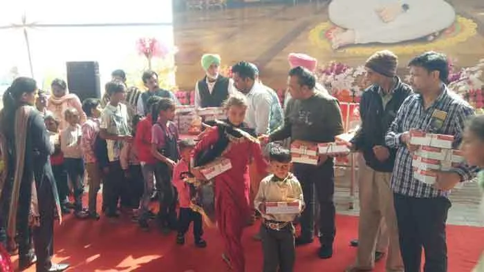 जाखल: 20 जरुरतमंद लोगों को दिया राशन, 50 बच्चों को बांटा आहार