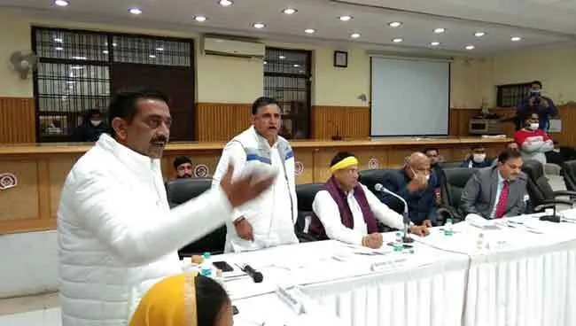 रोहतक नगर निगम हाऊस की बैठक में जमकर हुआ हंगामा, अधिकारी बीच में बैठक छोड़कर निकले
