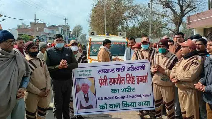 बेटा-बेटी एक समान मुहिम के तहत बेटियों ने दिया पिता की अर्थी को कंधा