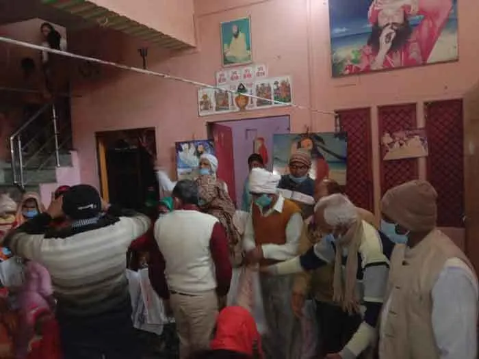 बिजनौर की साध-संगत ने 117 बच्चों को बांटा खाने-पीने का सामान