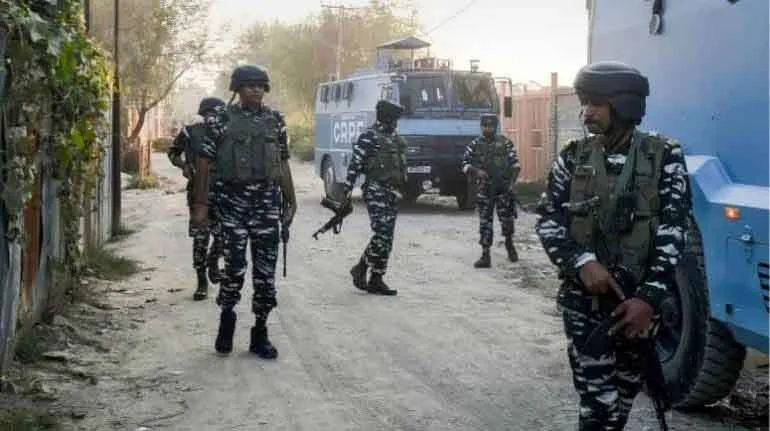 कश्मीर में आतंकवादी हमला, एक पुलिसकर्मी शहीद, तीन घायल