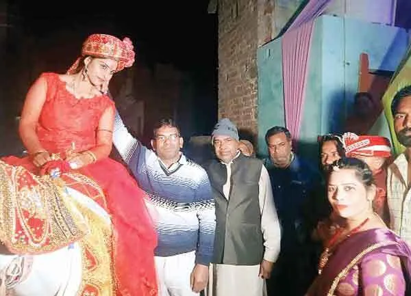 दुल्हन ने घोड़ी पर बैठाकर बिंदौरी निकाली