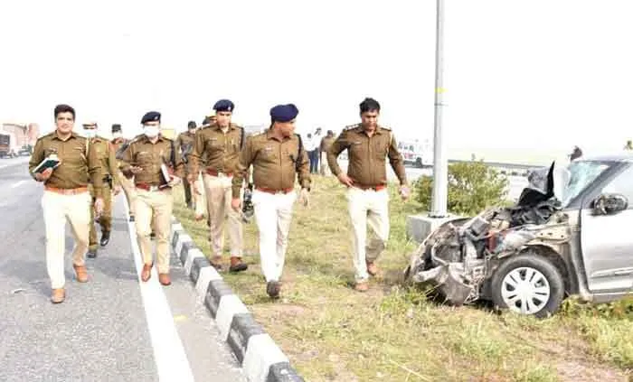 तेज रफ्तार ट्रक ने खड़ी पिकअप को मारी टक्कर, एक की मौत, 3 घायल
