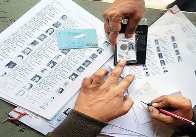 मतदाता सूची में भारी त्रुटियां, डबल वोट बनाने का आरोप