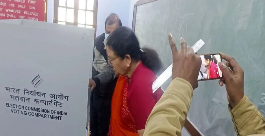 कानपुर की मेयर पर मतदान की गोपनीयता भंग करने का आरोप, मुकदमा दर्ज