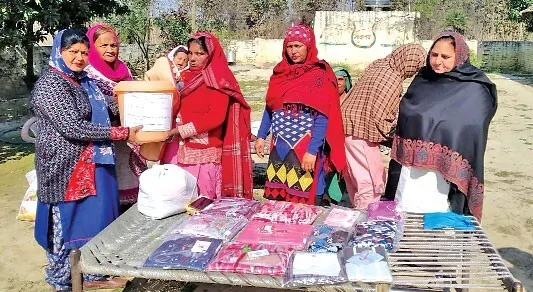 यूथ वीरांगनाओं ने महिला को दिया पौष्टिक आहार