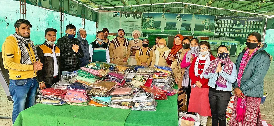 चीका मंडी की साध-संगत ने 300 जरूरतमंद परिवारों को बांटे गर्म कपड़े व खाद्य सामग्री